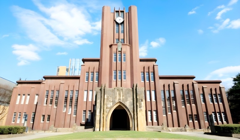 鈴木氏の出身大学の東京大学の校舎