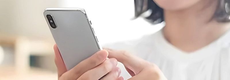 スマホを操作する女性