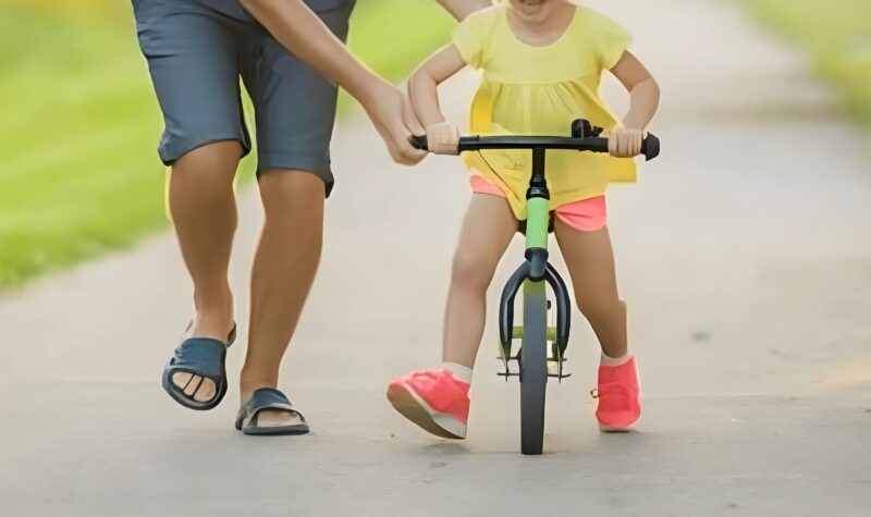 自転車に乗る子供