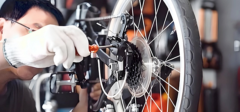 自転車のメンテナンスをする様子