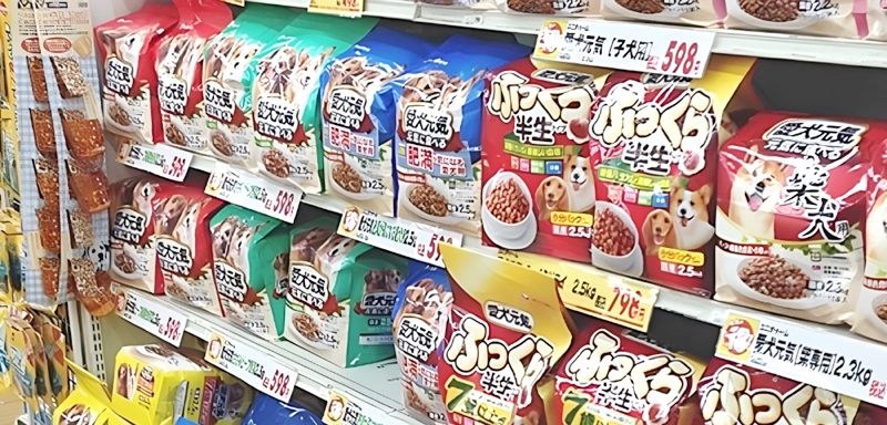 ホームセンターの陳列棚にあるドッグフード