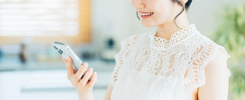 スマホ画面を見る女性