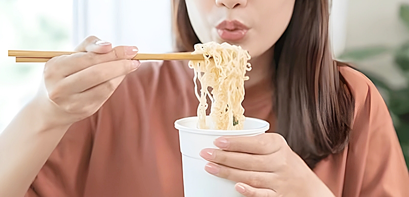 カップスターを食べる女性の様子