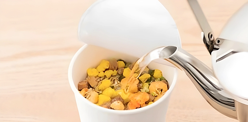 カップスターにお湯を注ぐ様子