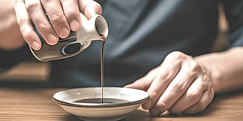 ハッカ油を使ったコバエ忌避剤を作る様子