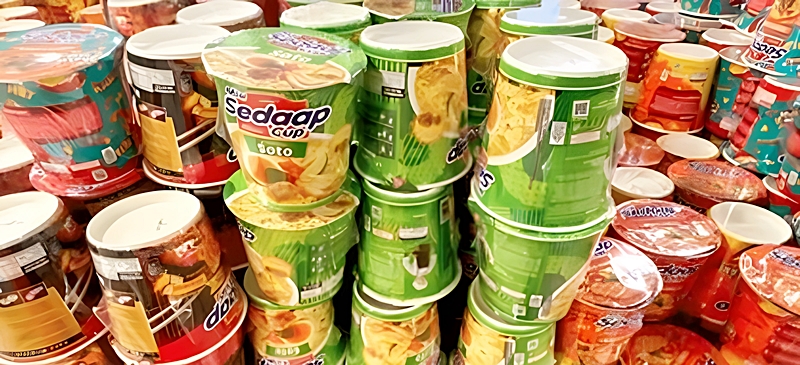 他社のカップヌードルとカップ麺の写真