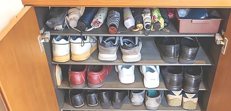 下駄箱の扉を開けた様子