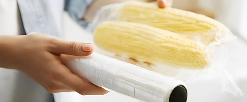 とうもろこしをラップで包む様子