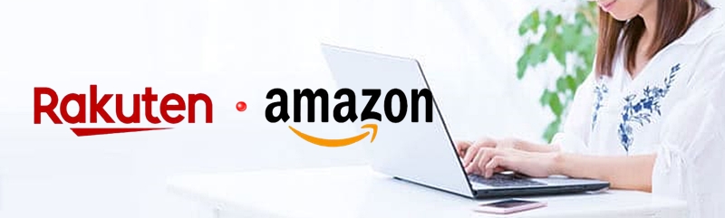 Amazonや楽天市場をパソコンで調べる女性