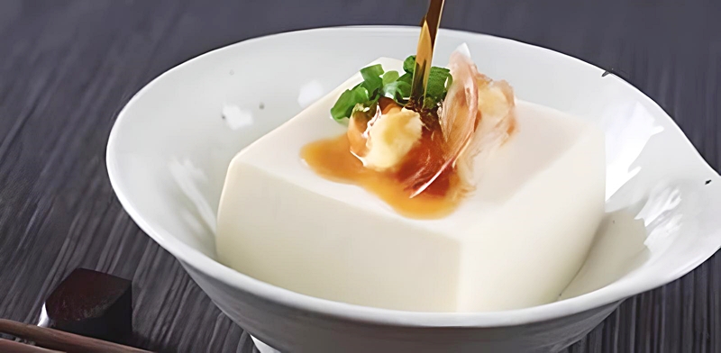 冷ややっこに納豆のタレをかける様子
