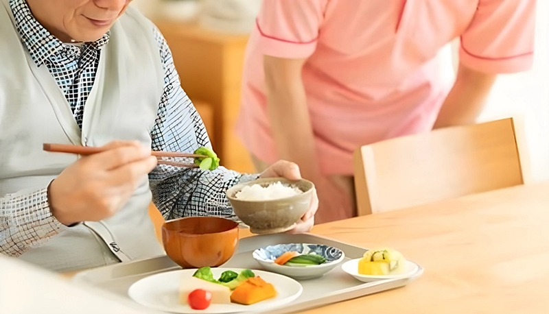 食事をする老人