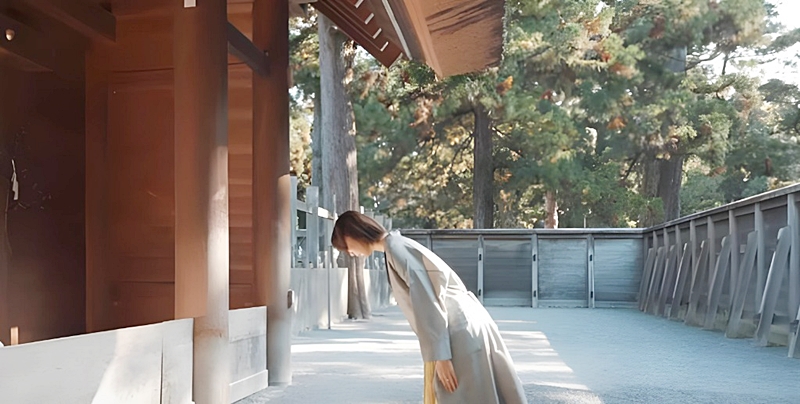 参拝する人