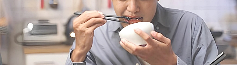 玉ねぎを食べる人