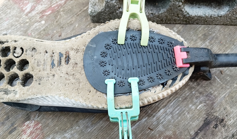 貼り合わせてクリップで固定する様子