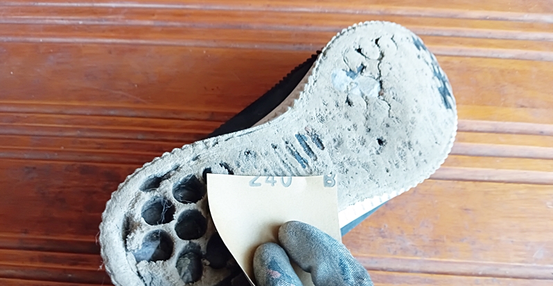 靴底にやすりをかける様子