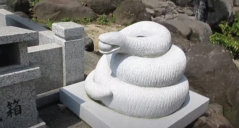 阿蘇白蛇神社の白蛇彫刻