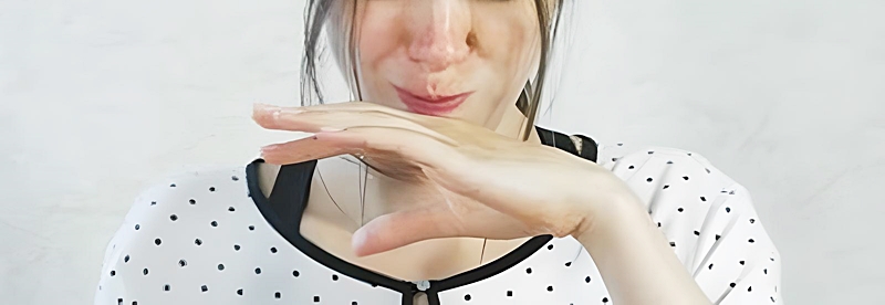 まずい顔をする女性