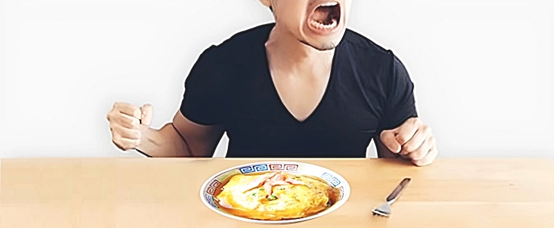 しょっぱすぎて食べられないと叫ぶお客さんの様子