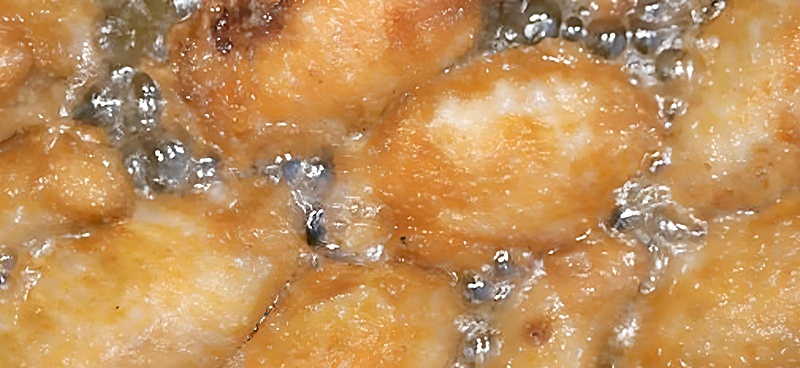 規定量の1.5倍の手羽元を無理やり詰め込む画像