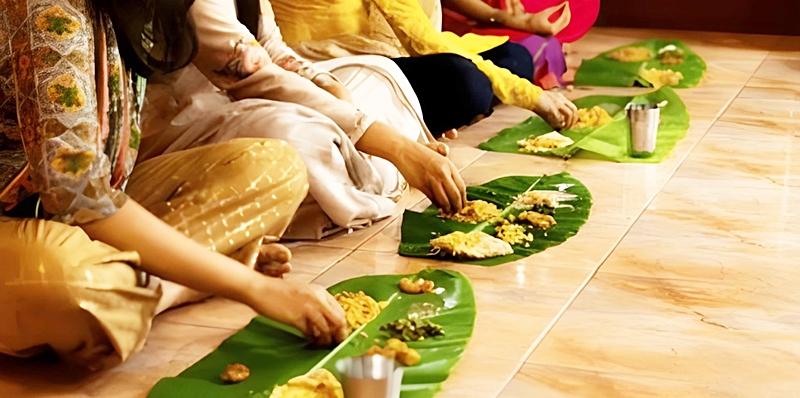 右手で食事するインド人