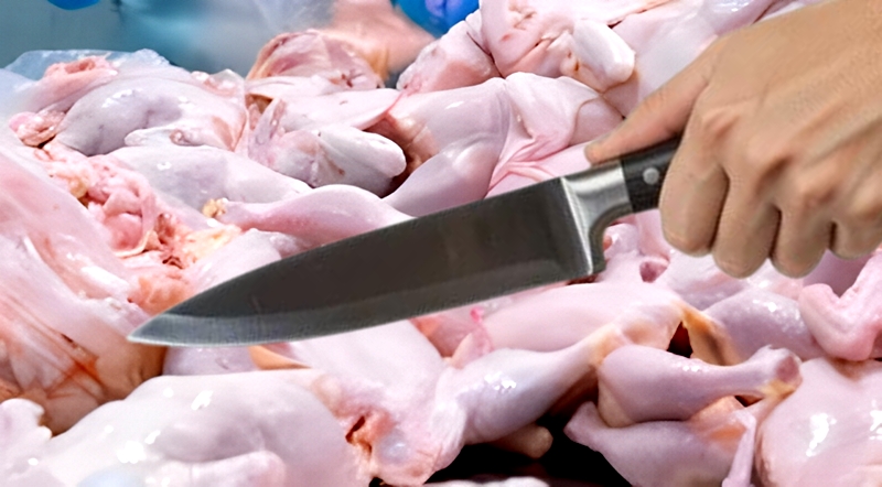 手羽元に切り込みを入れる様子