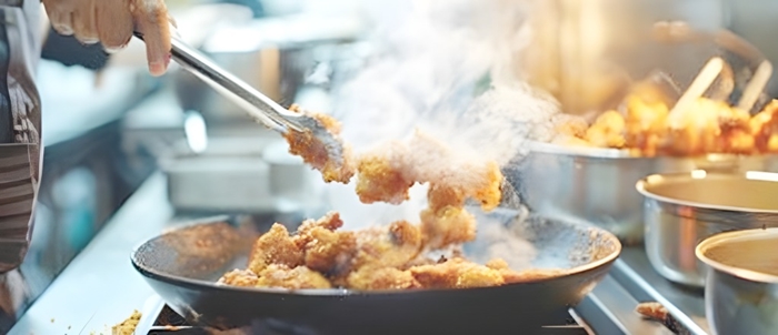 フライパンで再加熱する様子