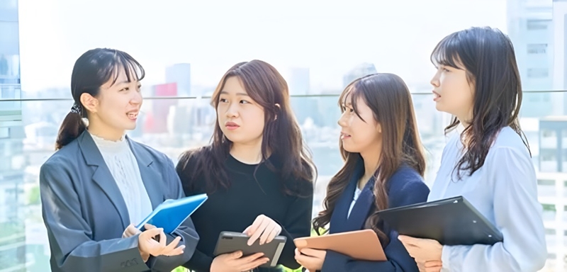 背中を押す女性