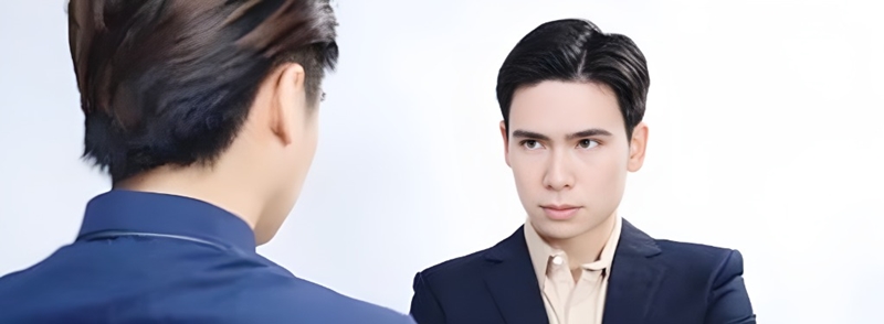 彼の表情が変わった様子