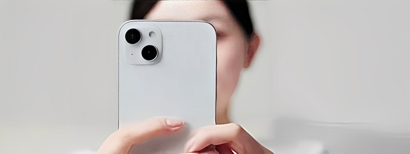 写真撮影する女性