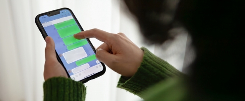 スマホを使う女性