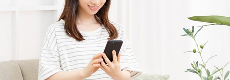 スマホを見る女性