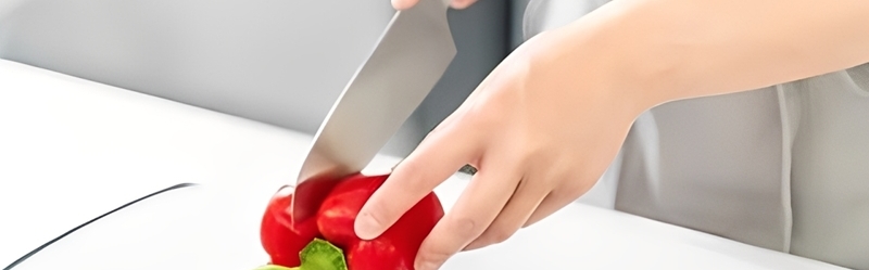 包丁を使うっ女性