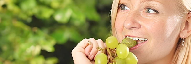 ブドウを食べる女性