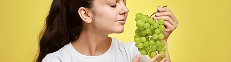 香りをかぐ女性