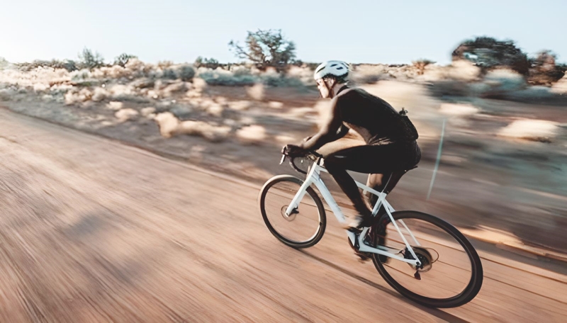 自転車を漕ぐ人