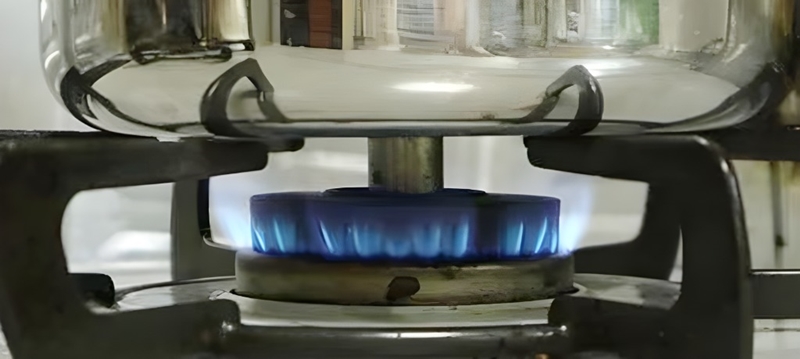 ガスコンロで煮物を作る