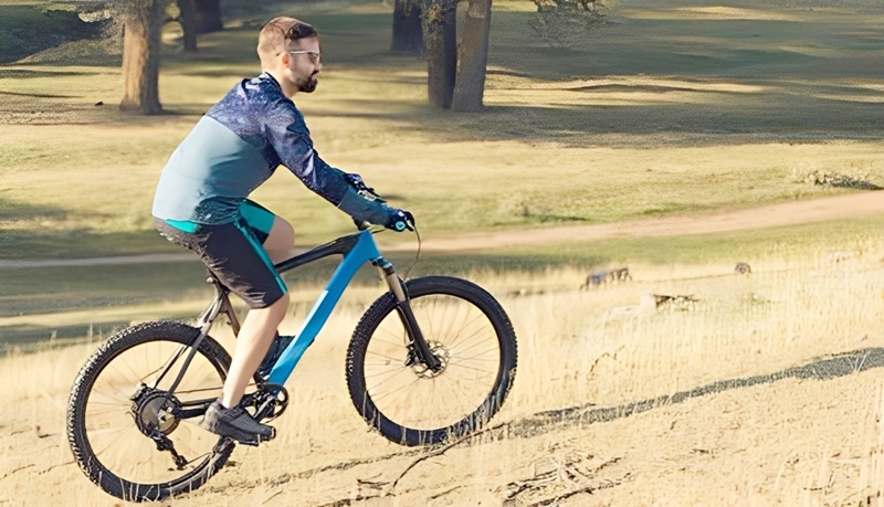 自転車を漕ぐ人