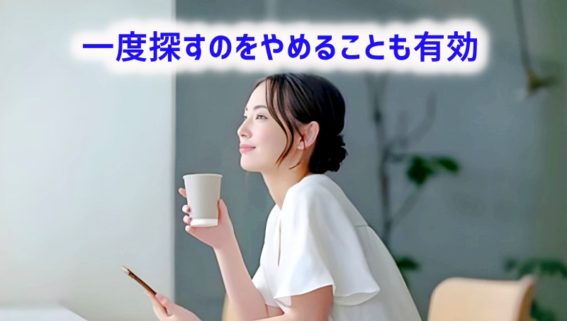 休憩してコーヒーを飲む女性