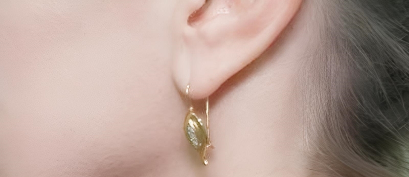 ピアスをする女性