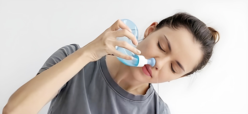 鼻うがいをする女性