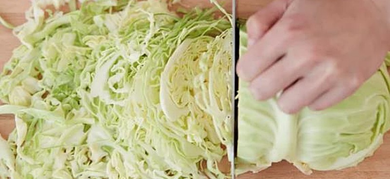 キャベツをカットする様子