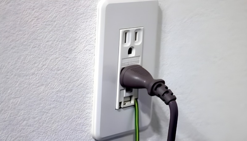 コンセントにアース線を取り付けた様子