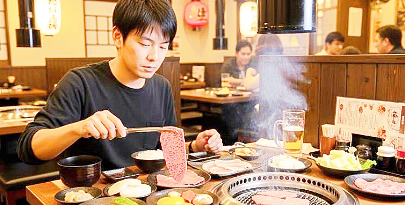 一人で焼肉を食べる様子
