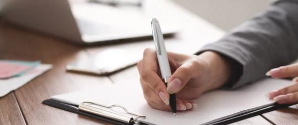 理由書を書く様子