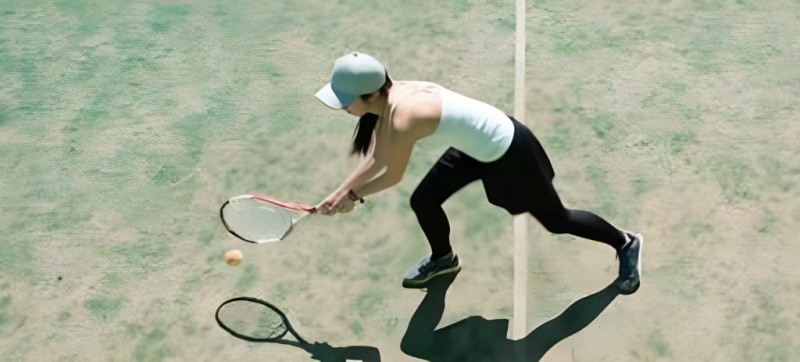 テニスをする様子