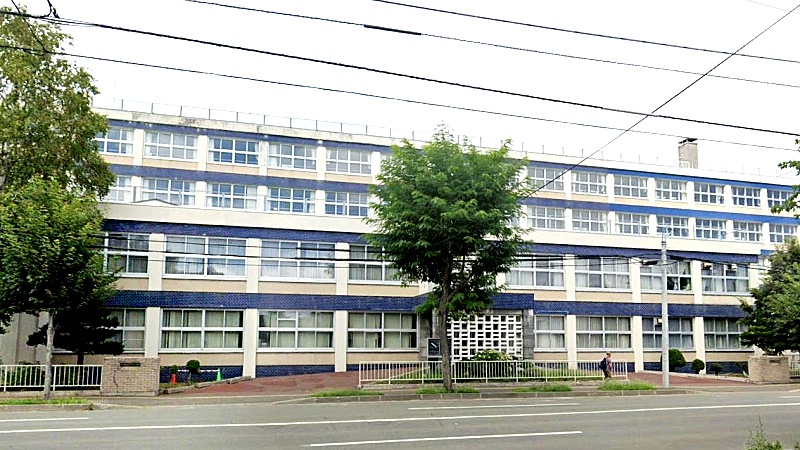出身中学校の滝川市立明苑中学校の校舎