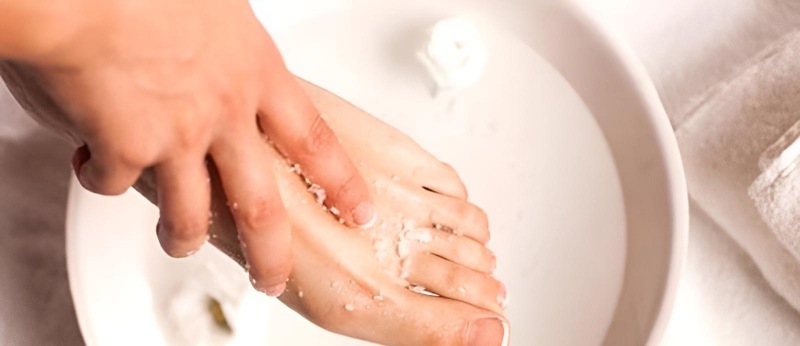 足の垢すりをする人