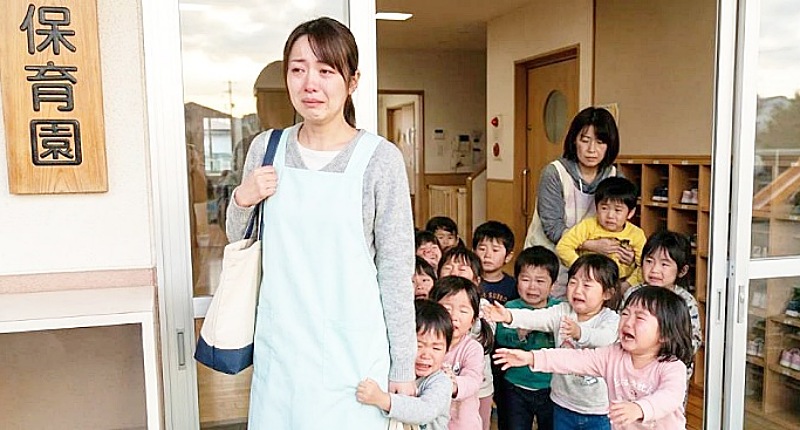保育園の保育士が辞めて帰ろうとすると大勢の園児達が泣いて保育士に駆け寄る様子