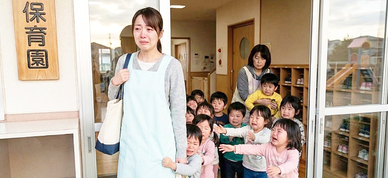 保育園の保育士が辞めて帰ろうとすると大勢の園児達が泣いて保育士に駆け寄る様子