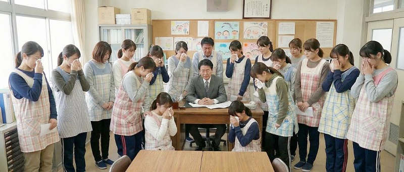 18人が退職願を提出する様子